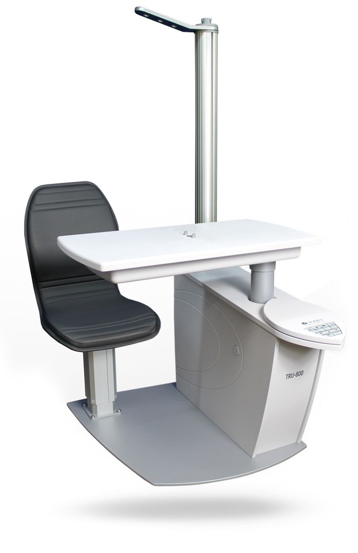 Ein eleganter, ergonomischer Stuhl, der an einem modernen, verstellbaren Schreibtisch mit integrierter Lampe befestigt ist