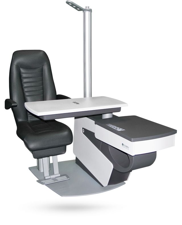 Ein eleganter, ergonomischer Stuhl, der an einem modernen, verstellbaren Schreibtisch mit integrierter Lampe befestigt ist